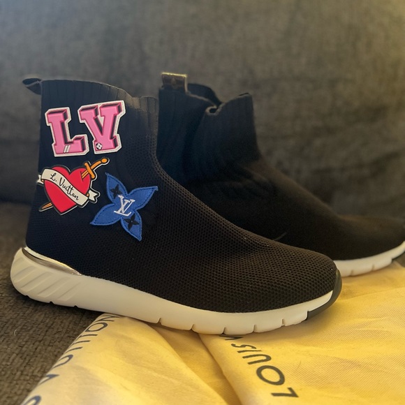 Exclusive and 100% authentic LV slip on sneakers for women. - Picture 2 of 7